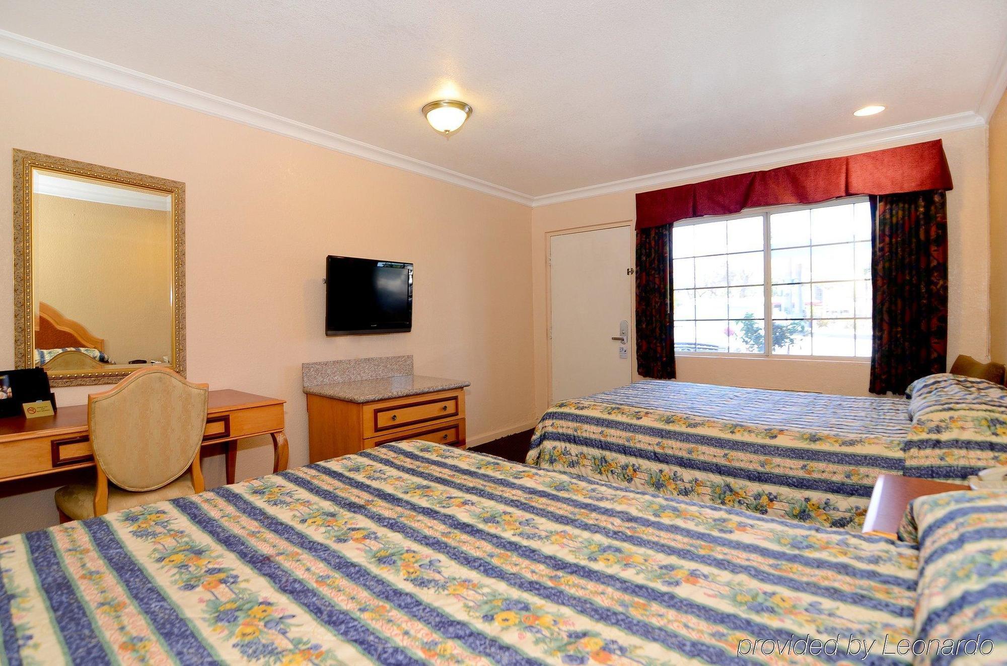 Americas Best Value Inn Corona Ruang foto